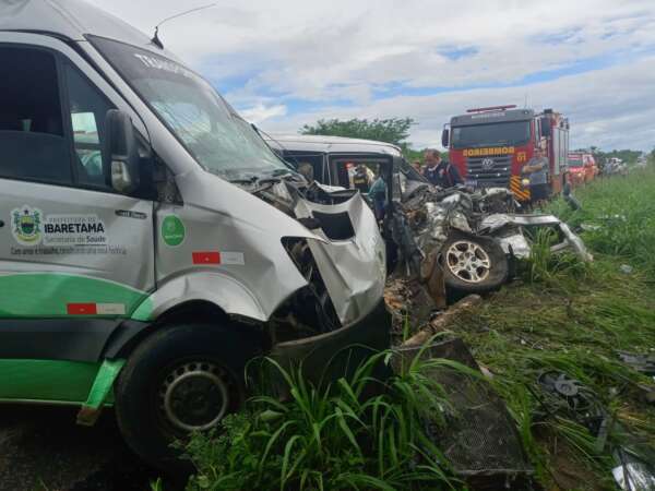 Corpo de Bombeiros atua em acidente de trânsito vítima presa à