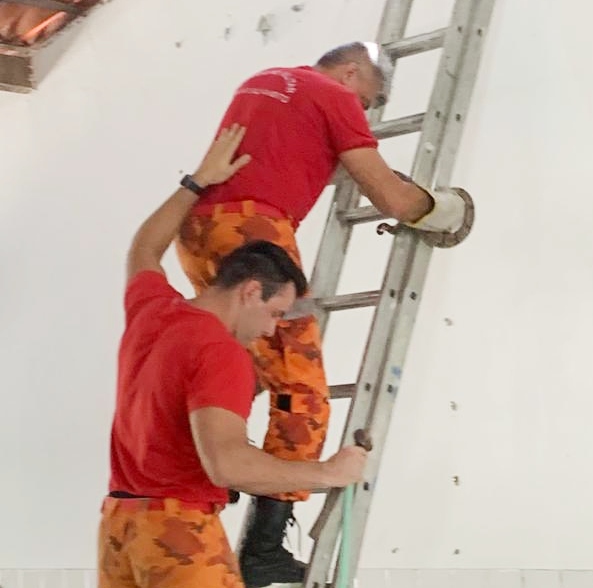 CBMCE resgata jiboia que estava em telhado de escola no bairro Cocó